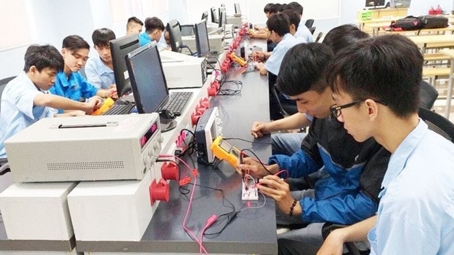 Các chuyên gia cho rằng, hiện nay kỹ thuật, kỹ năng hành vi và các kỹ năng mềm khác của lao động Việt Nam còn yếu.