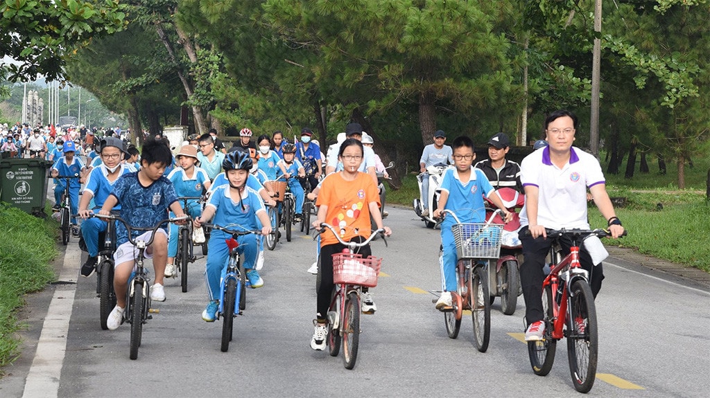 Học sinh tiểu học thích thú được đạp xe tham quan di tích Văn Thánh - Huế -1