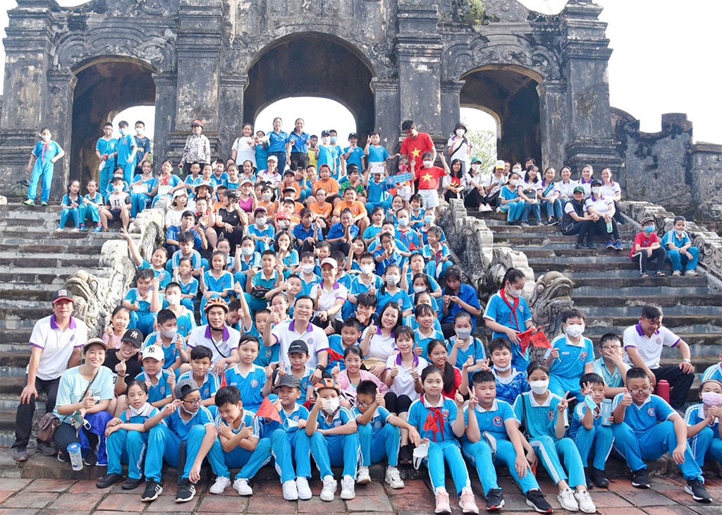 Học sinh tiểu học thích thú được đạp xe tham quan di tích Văn Thánh - Huế -0