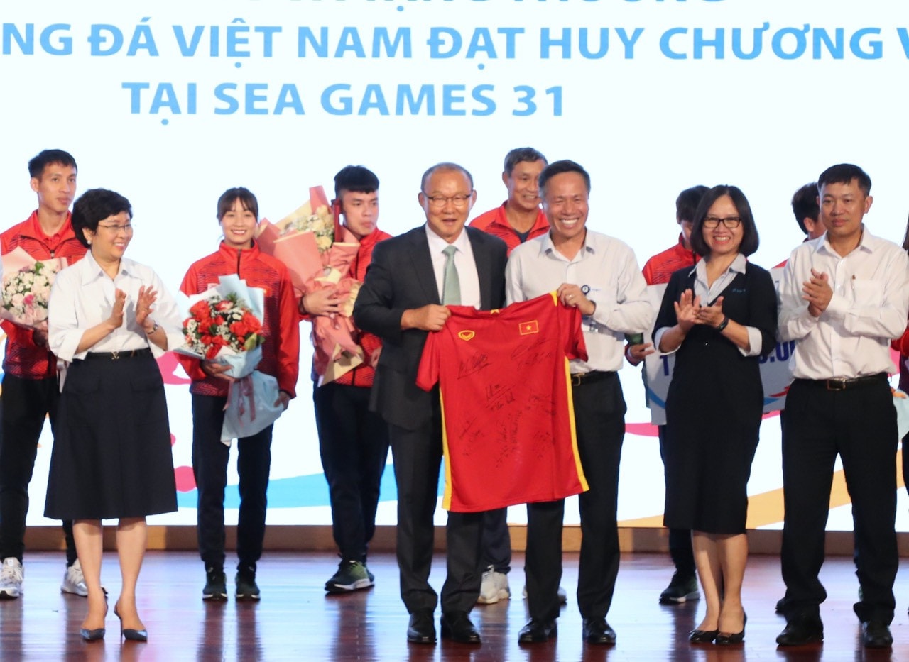 Tập đoàn VNPT thưởng “nóng” 2 tỷ đồng cho đội tuyển bóng đá nam U23 và đội tuyển bóng đá nữ Việt Nam -0