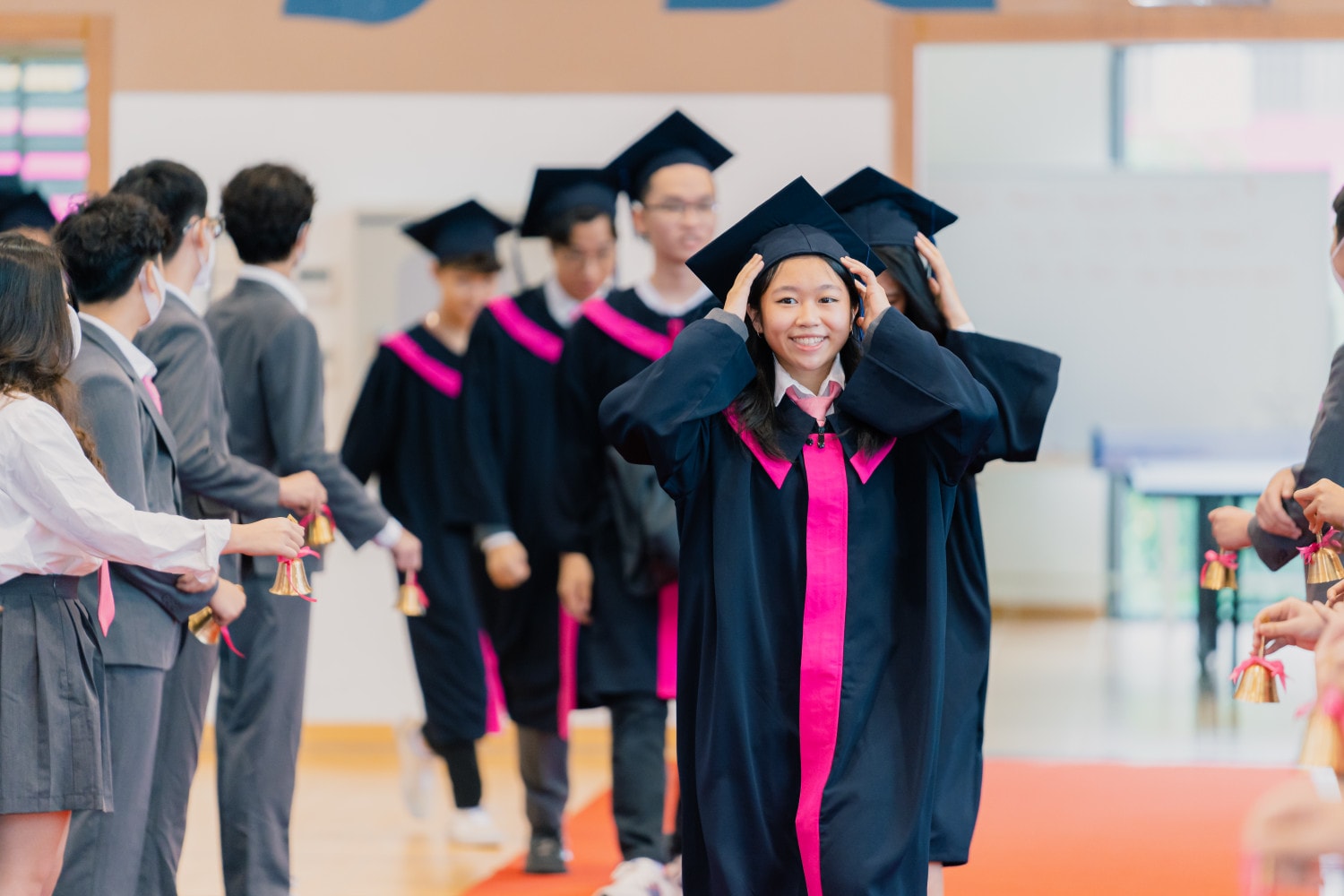 Lễ rung chuông chào đón học sinh lớp 12 là điểm nhấn của sự kiện.