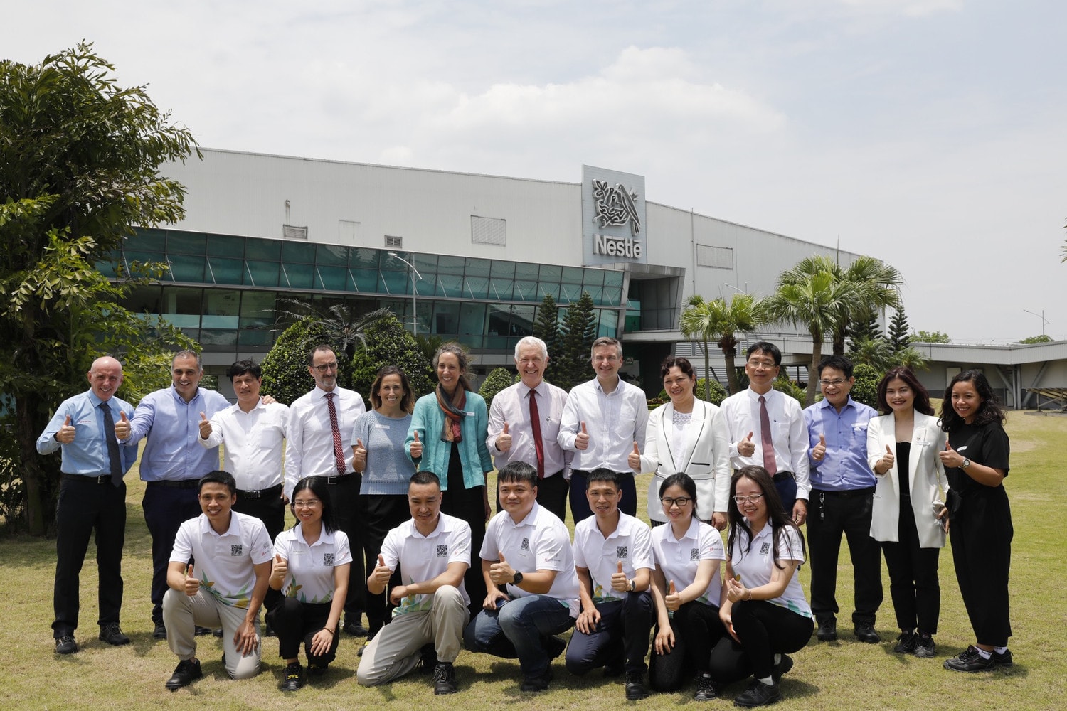 Đại sứ Thụy Sỹ tại Việt Nam cùng các quan khách và cán bộ, nhân viên Nestlé Việt Nam và Nestlé Bông Sen tại khuôn viên nhà máy.jpg