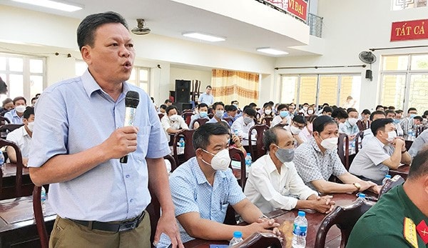 Cử tri Đồng Nai kiến nghị tại Hội nghị TXCT chuyên đề về thực hiện phân loại, thu gom, vận chuyển, xử lý chất thải sinh hoạt trên địa bàn - ẢNH PHƯƠNG LIỄU