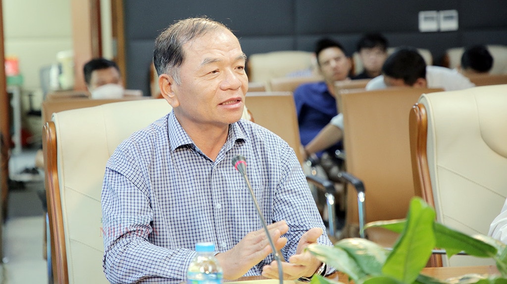 Phần I, chủ đề 1: Câu 2: * Nhà báo Nguyễn Quốc Thắng: Thưa ông Lê Thanh Vân, là đại biểu Quốc hội tỉnh Cà Mau, miền quê sông nước, riêng khu vực đồng bằng sông Cửu Long, nơi đây có hệ thống sông ngòi, kênh, rạch chằng chịt hết sức phong phú, dài gần 28.000km. Theo ông, về tính khoa học, thực tiễn của việc tổ chức quản lý giao thông đường thủy nội địa theo mô hình khu vực để đảm bảo tính liên thông, liên tuyến thông qua 4 cảng vụ như thế nào? -0