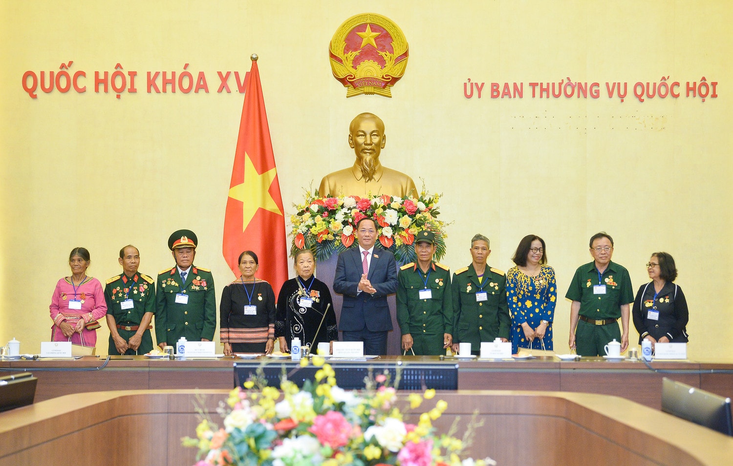 Phó Chủ tịch Quốc hội Trần Quang Phương gặp mặt đại biểu người công với cách mạng tỉnh Kon Tum -0