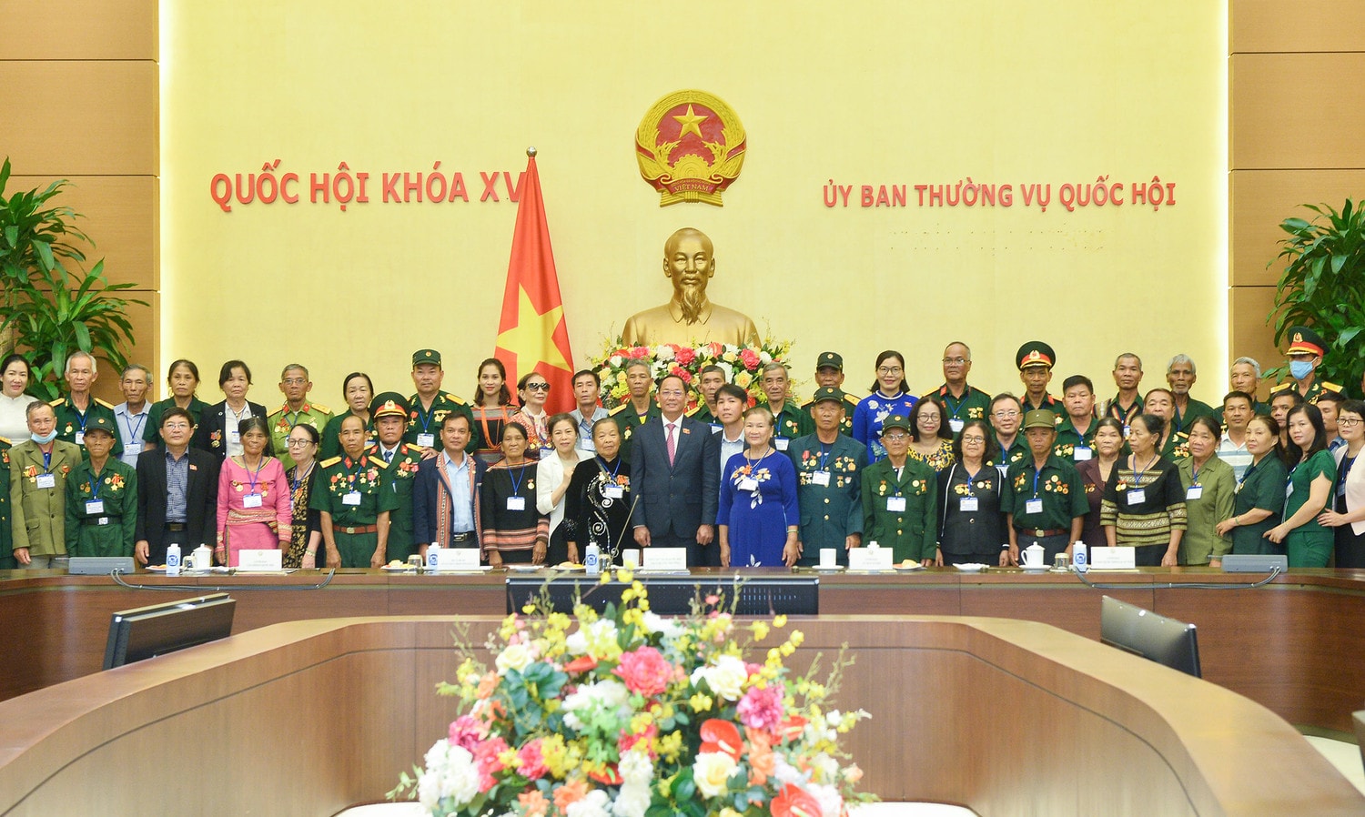 Phó Chủ tịch Quốc hội Trần Quang Phương gặp mặt đại biểu người công với cách mạng tỉnh Kon Tum -0