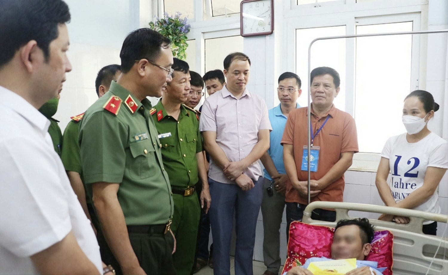 Chiến sĩ công an bị thương khi làm nhiệm vụ -0