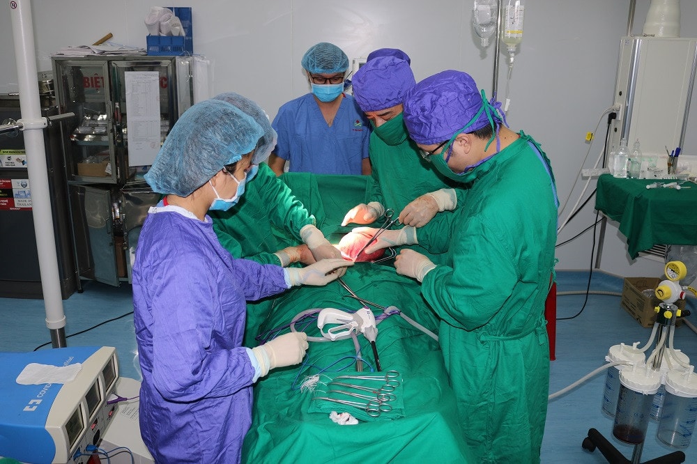 Một ca phẫu thuật u buồng trứng kích thước lớn tại Bệnh viện Ung bướu Thanh Hoá Bệnh viện Ung bướu tỉnh Thanh Hóa: Đa dạng dịch vụ y tế hướng tới chăm sóc sức khỏe nhân dân toàn diện -0