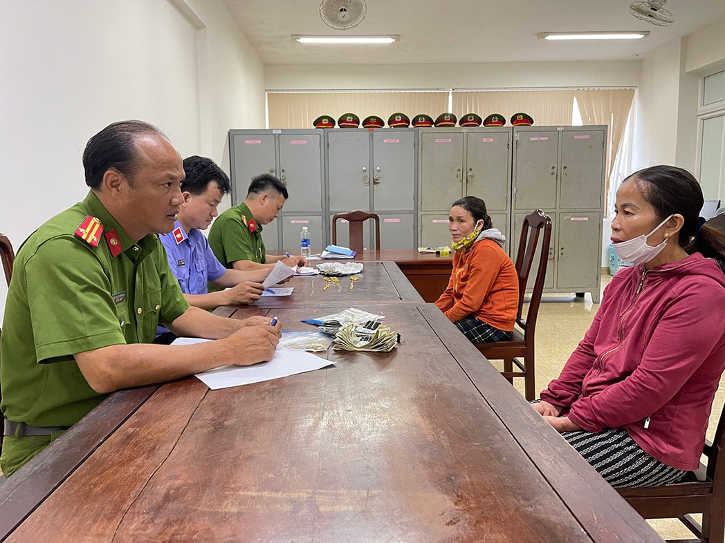Bắt giữ 2 phụ nữ trộm nhiều vàng và ngoại tệ -0