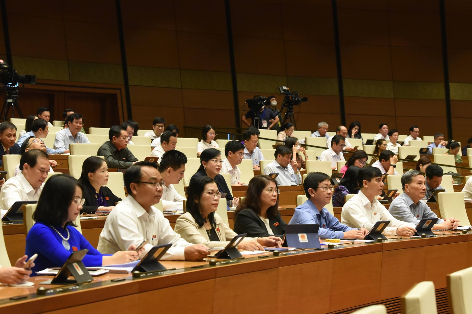 Các đại biểu Quốc hội tại phiên chất vấn Kỳ họp thứ Ba, Quốc hội Khóa XV. Ảnh: Quang Khánh Quyết liệt hơn nữa, tiếp tục cơ cấu lại ngành nông nghiệp, phát triển kinh tế nông thôn gắn với xây dựng nông thôn mới -0