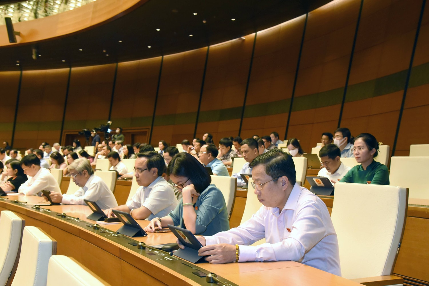 Các đại biểu Quốc hội tại phiên chất vấn Kỳ họp thứ Ba, Quốc hội Khóa XV. Ảnh: Quang Khánh Quyết liệt hơn nữa, tiếp tục cơ cấu lại ngành nông nghiệp, phát triển kinh tế nông thôn gắn với xây dựng nông thôn mới -0