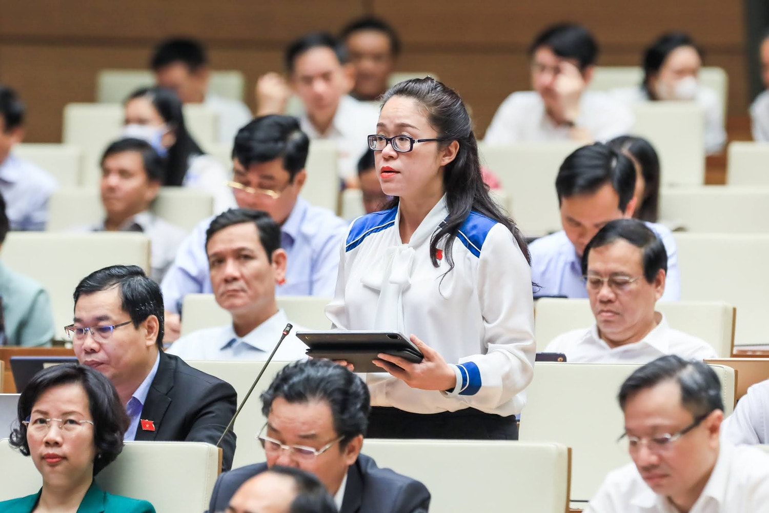 ĐBQH Dương Minh Anh (Hà Nội) chất vấn. Ảnh: Quang Khánh Quốc hội chất vấn Bộ trưởng Bộ Giao thông Vận tải Nguyễn Văn Thể -0