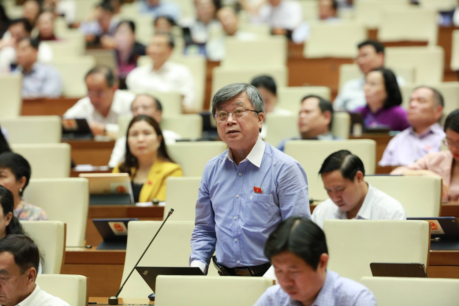 ĐBQH Trương Trọng Nghĩa (TP. Hồ Chí Minh) chất vấn. Ảnh: Quang Khánh Quốc hội chất vấn Bộ trưởng Bộ Giao thông Vận tải Nguyễn Văn Thể -0