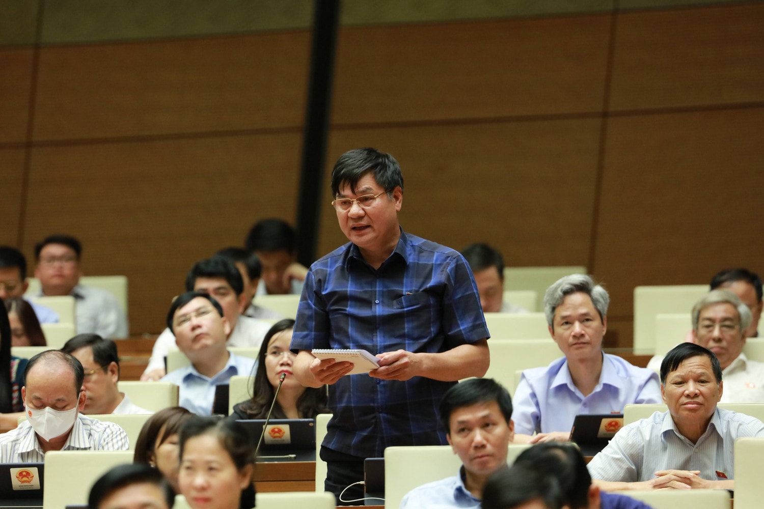 ĐBQH Lê Tất Hiếu (Vĩnh Phúc) chất vấn. Ảnh: Quang Khánh Quốc hội chất vấn Bộ trưởng Bộ Giao thông Vận tải Nguyễn Văn Thể -0