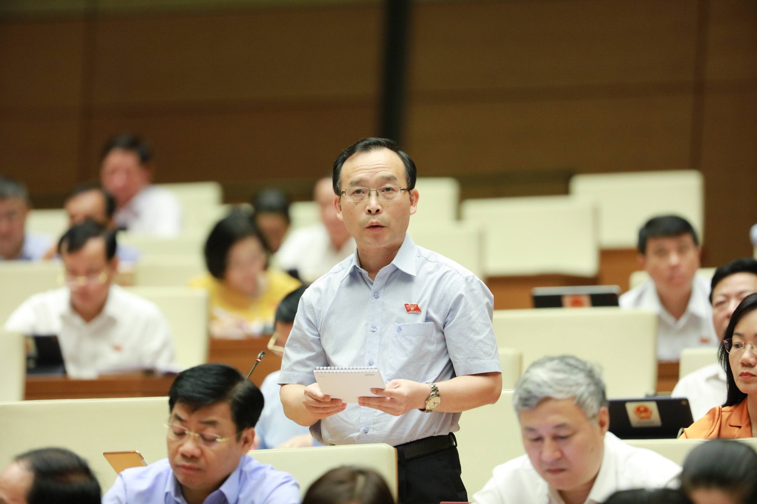 ĐBQH Trần Văn Tuấn (Bắc Giang) chất vấn. Ảnh: Quang Khánh Quốc hội chất vấn Bộ trưởng Bộ Giao thông Vận tải Nguyễn Văn Thể -0
