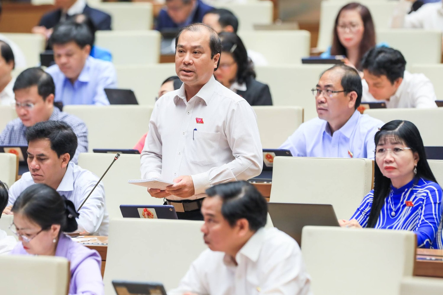 ĐBQH Trình Lam Sinh (An Giang) chất vấn. Ảnh: Quang Khánh Quốc hội chất vấn Bộ trưởng Bộ Giao thông Vận tải Nguyễn Văn Thể -0