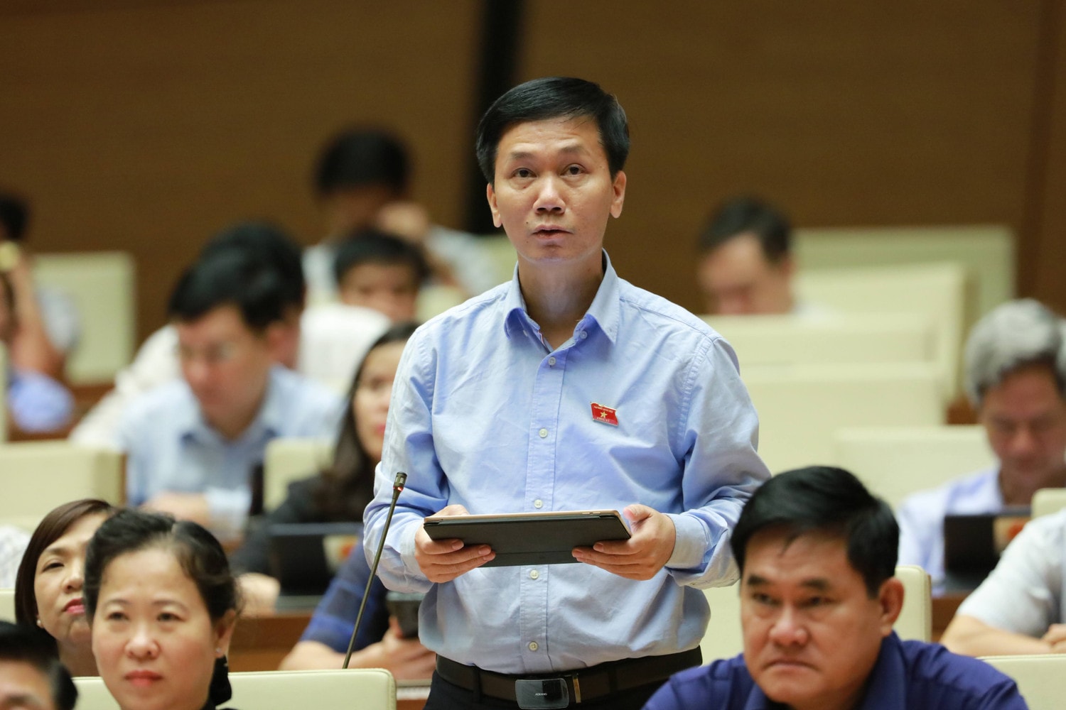 ĐBQH Lâm Văn Đoan (Lâm Đồng) chất vấn. Ảnh: Quang Khánh Quốc hội chất vấn Bộ trưởng Bộ Giao thông Vận tải Nguyễn Văn Thể -0