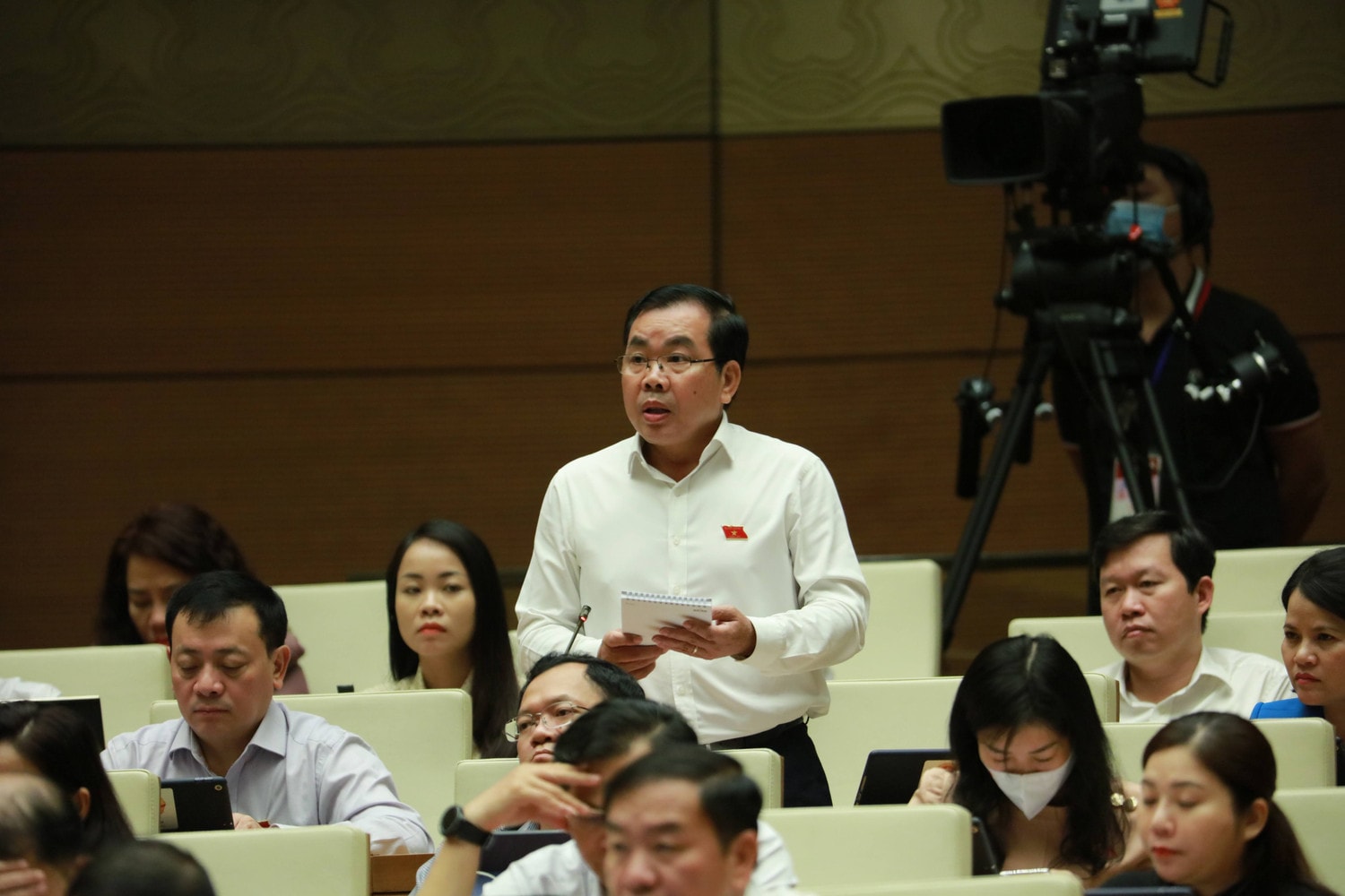 ĐBQH Nguyễn Quang Huân (Bình Dương) chất vấn. Ảnh: Quang Khánh Quốc hội chất vấn Bộ trưởng Bộ Giao thông Vận tải Nguyễn Văn Thể -0