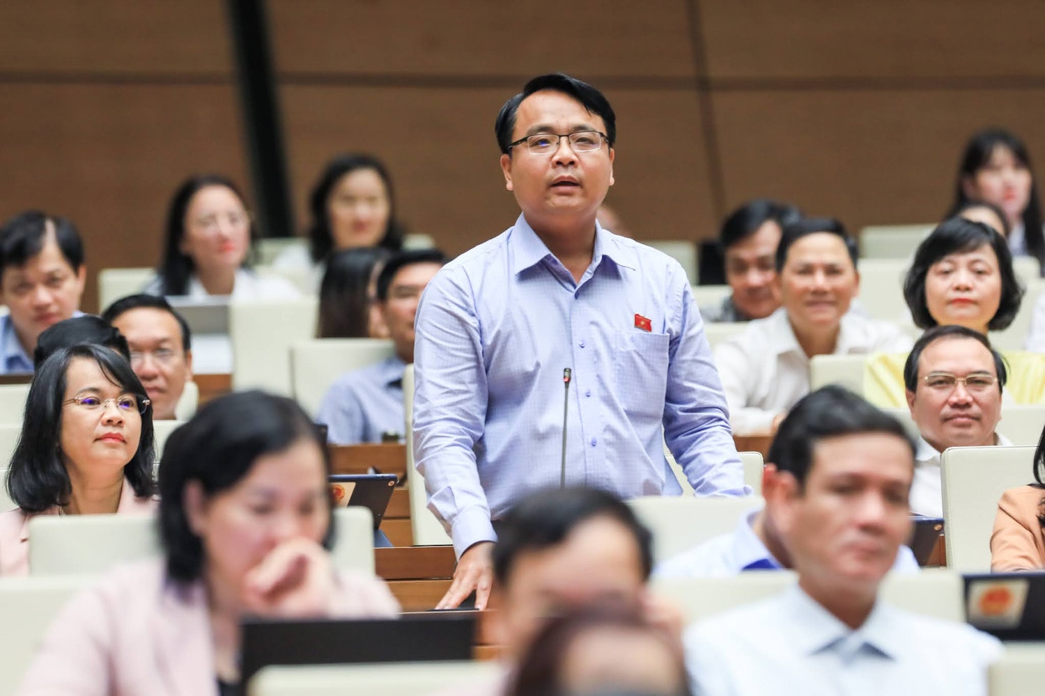 ĐBQH Đặng Hồng Sỹ (Bình Thuận) chất vấn. Ảnh: Quang Khánh Quốc hội chất vấn Bộ trưởng Bộ Giao thông Vận tải Nguyễn Văn Thể -0