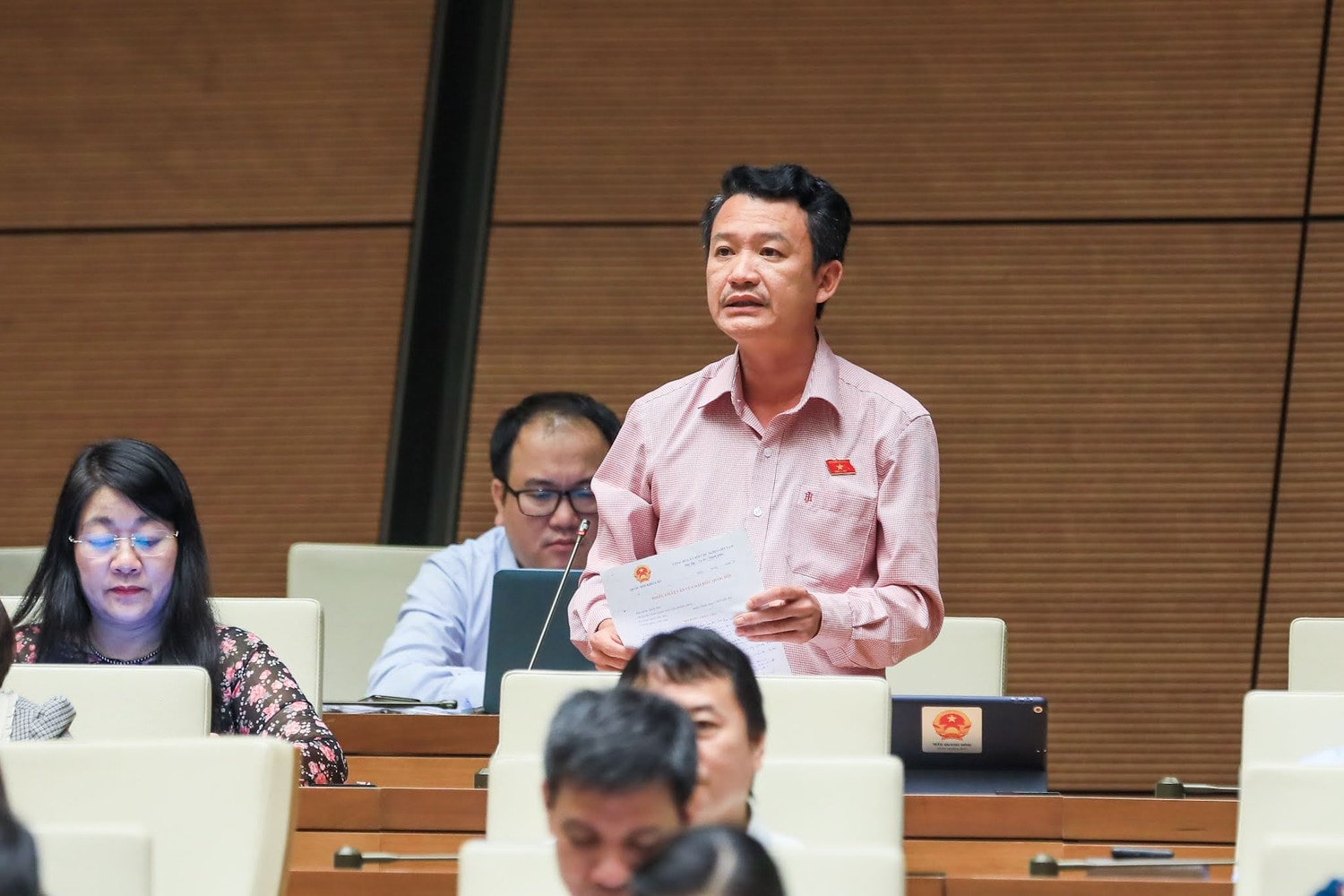 ĐBQH Trần Quang Minh (Quảng Bình) chất vấn. Ảnh: Quang Khánh Quốc hội chất vấn Bộ trưởng Bộ Giao thông Vận tải Nguyễn Văn Thể -0