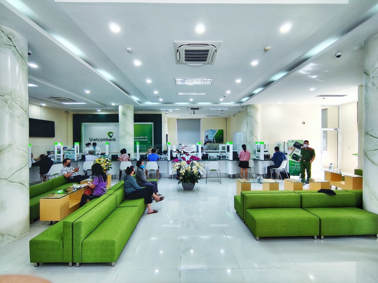 Không gian giao dịch tại trụ sở mới Vietcombank Nha Trang có thiết kế mang đến cảm nhận về một ngân hàng Xanh, thân thiện và gần gũi Vietcombank Nha Trang khánh thành trụ sở hoạt động mới -0