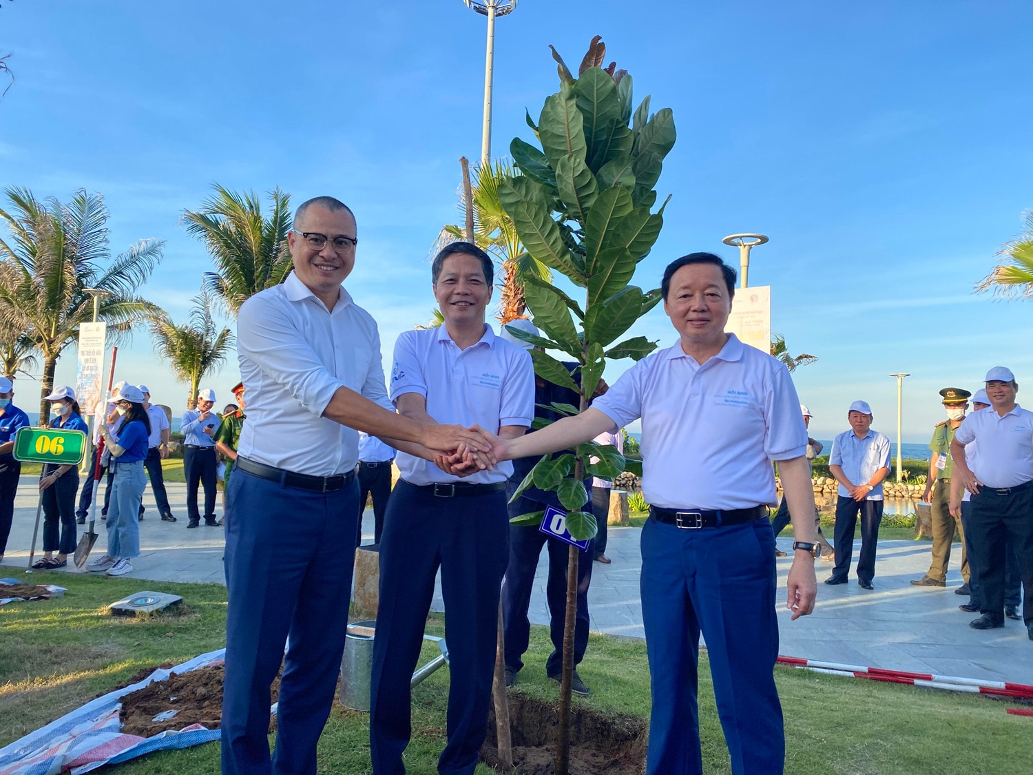 Trưởng ban Kinh tế Trung ương Trần Tuấn Anh, Bộ trưởng Bộ Tài nguyên và Môi trường Trần Hồng Hà, Bí thư tỉnh uỷ Phú Yên Phạm Đại Dương cùng chúc mừng sau khi thực hiện xong nghi thức trồng cây