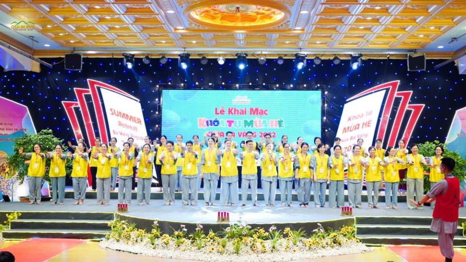 Sôi động đêm khai mạc khóa tu mùa hè chùa Ba Vàng 2022 -0