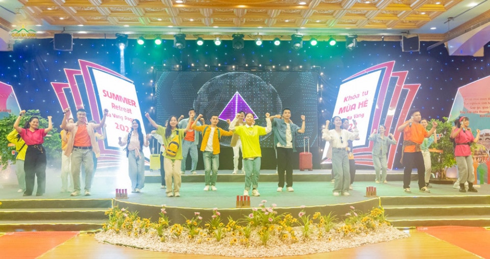 Sôi động đêm khai mạc khóa tu mùa hè chùa Ba Vàng 2022 -2