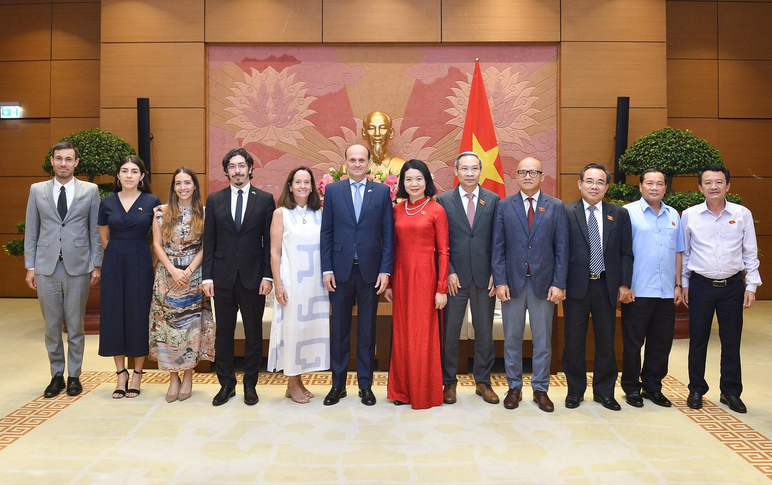Phó Chủ nhiệm Ủy ban Tư pháp, Chủ tịch Nhóm Nghị sỹ hữu nghị Việt Nam – Argentina Mai Thị Phương Hoa và Đại sứ Cộng hòa Argentina tại Việt Nam Luis Pablo Maria Beltramino với các đại biểu