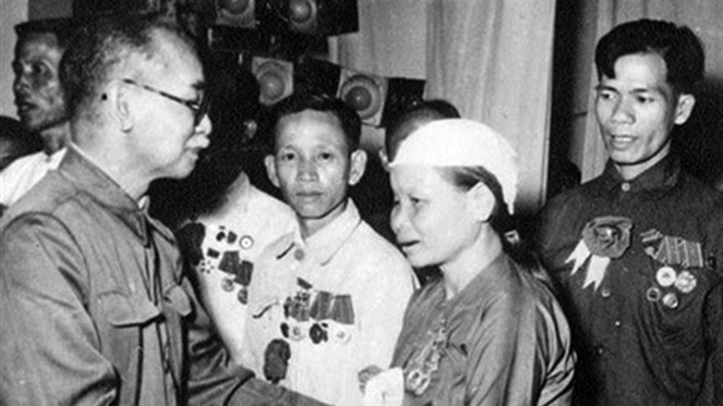 Phó thủ tướng Phan Kế Toại nói chuyện với nữ anh hùng Nguyễn Thị Khương tại Đại hội Anh hùng Chiến sĩ thi đua lần thứ Hai, năm 1958	Ảnh tư liệu BTLSQG