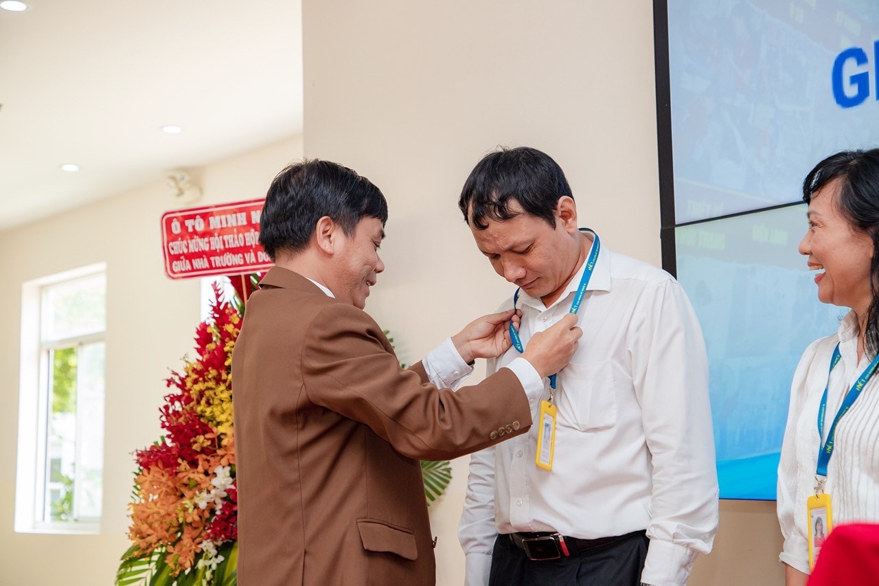 PGS. TS Bùi Văn Hưng, Hiệu trưởng Nhà trường trao Thẻ giảng viên cho các doanh nghiệp. Chuyển từ gắn kết sang hợp tác toàn diện với doanh nghiệp -0