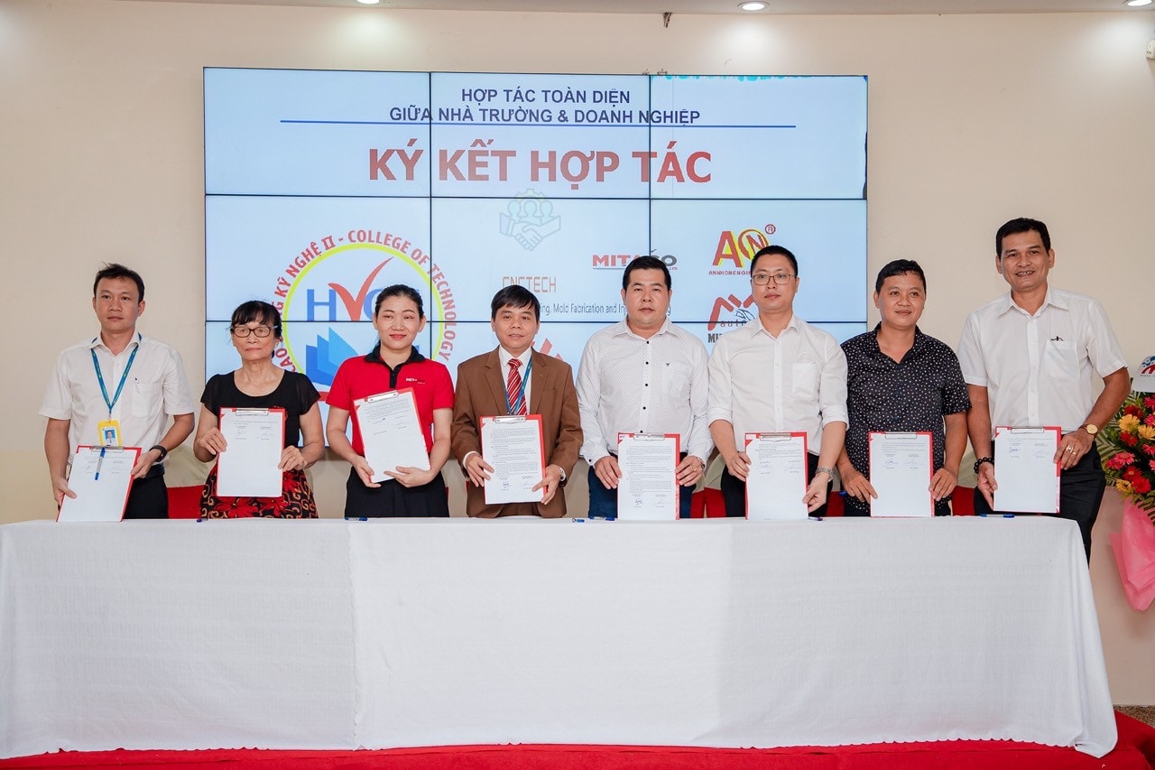 Các doanh nghiệp ký kết hợp tác toàn diện với nhà trường Chuyển từ gắn kết sang hợp tác toàn diện với doanh nghiệp -0
