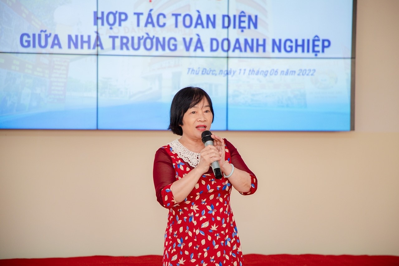 TS. Nguyễn Thị Hằng - Chủ tịch Hội đồng cố vấn Trường Cao đẳng Kỹ nghệ II phát biểu tại Hội thảo. Chuyển từ gắn kết sang hợp tác toàn diện với doanh nghiệp -0