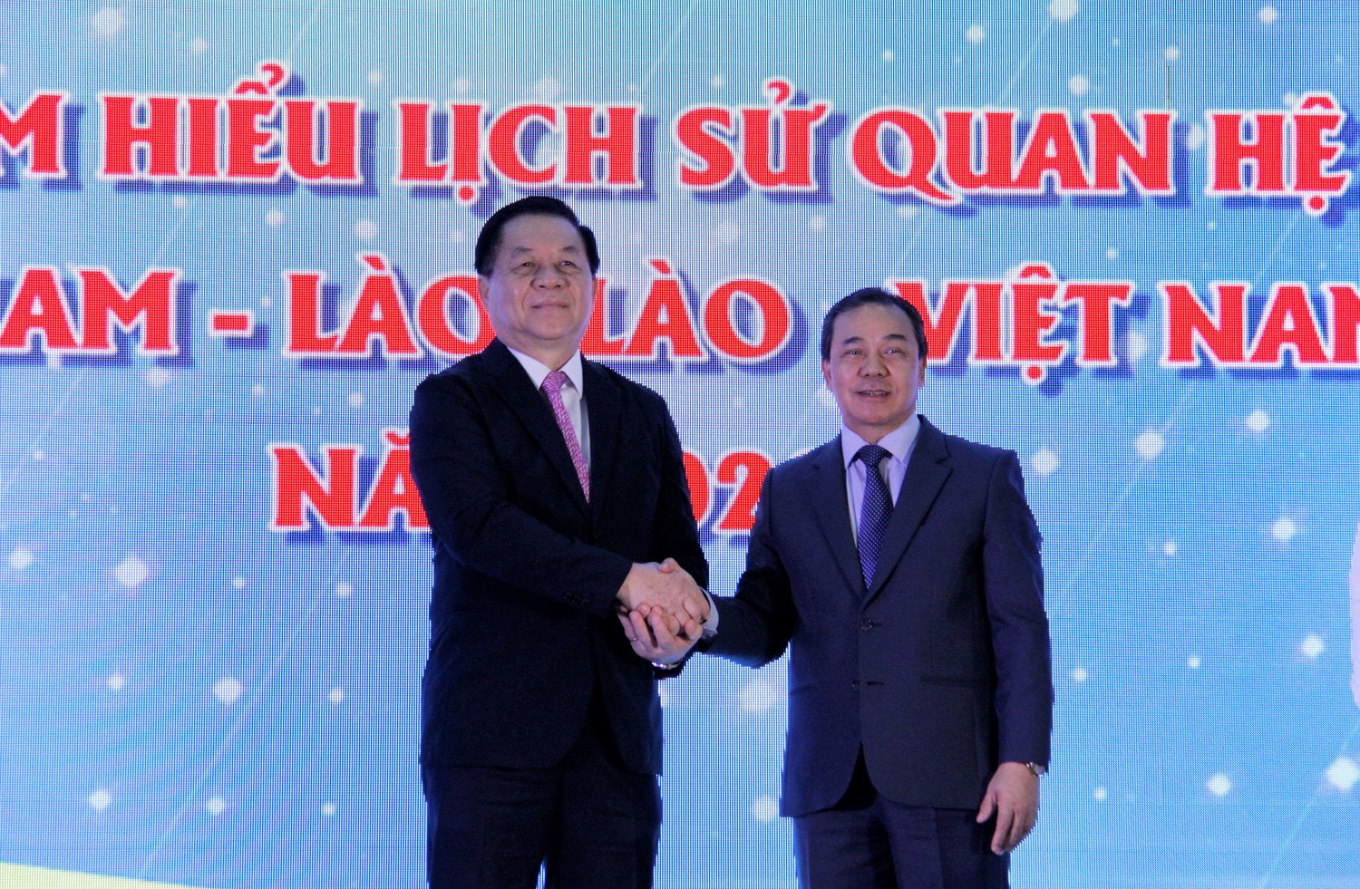 Bí thư Trung ương Đảng, Trưởng Ban Tuyên giáo Trung ương Nguyễn Trọng Nghĩa và Đại sứ Lào tại Việt Nam Sengphet Houngboungnuang chính thức khai mạc cuộc thi. Ảnh: Minh Trang