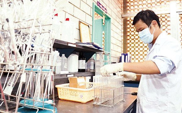 Kiểm nghiệm chất lượng nước đầu ra tại Nhà máy nước Thủ Ðức. Nguồn: ITN