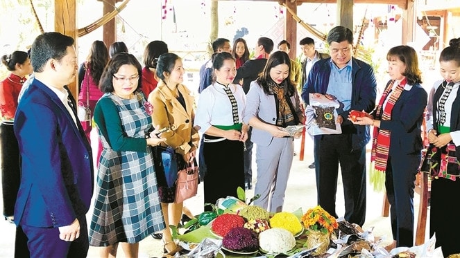 Thứ trưởng Bộ Nông nghiệp và Phát triển nông thôn Trần Thanh Nam cùng các đại biểu thăm quan gian hàng sản phẩm đặc trưng Thị xã Nghĩa Lộ Ảnh: Xuân Việt