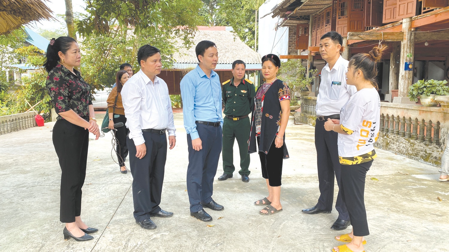 Bí thư Huyện ủy Yên Bình An Hoàng Linh thăm mô hình du lịch cộng đồng tại xã Vũ Linh Ảnh: Xuân Việt