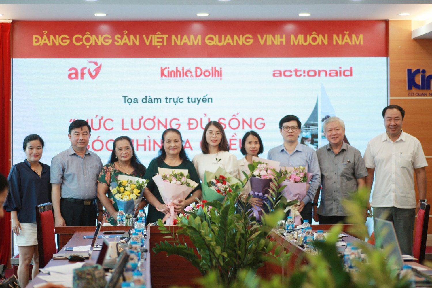 Các đại biểu dự toạ đàm nhận hoa từ Ban Tổ chức Nâng cao mức sống cho người lao động -0