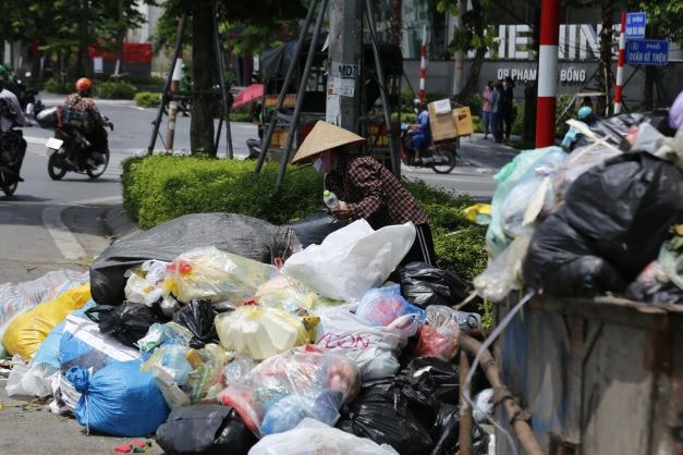 Hà Nội: Sau mưa, rác thải tràn ngập vỉa hè, lòng đường -0