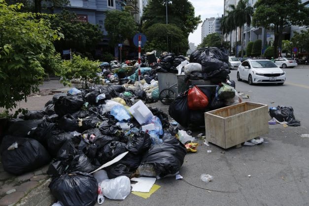 Hà Nội: Sau mưa, rác thải tràn ngập vỉa hè, lòng đường -0