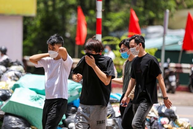 Hà Nội: Sau mưa, rác thải tràn ngập vỉa hè, lòng đường -0