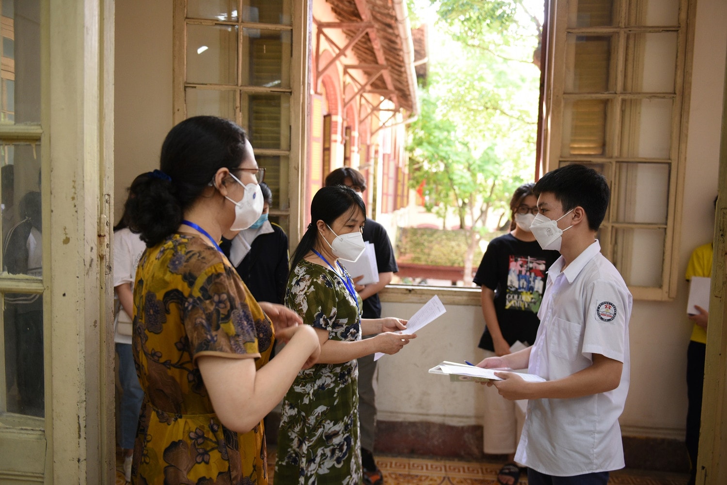 Thí sinh tại điểm thi trường THPT Trần Phú, Hà Nội Ảnh: Văn Anh Hình ảnh thí sinh Hà Nội trong ngày làm thủ tục dự thi vào lớp 10 -0