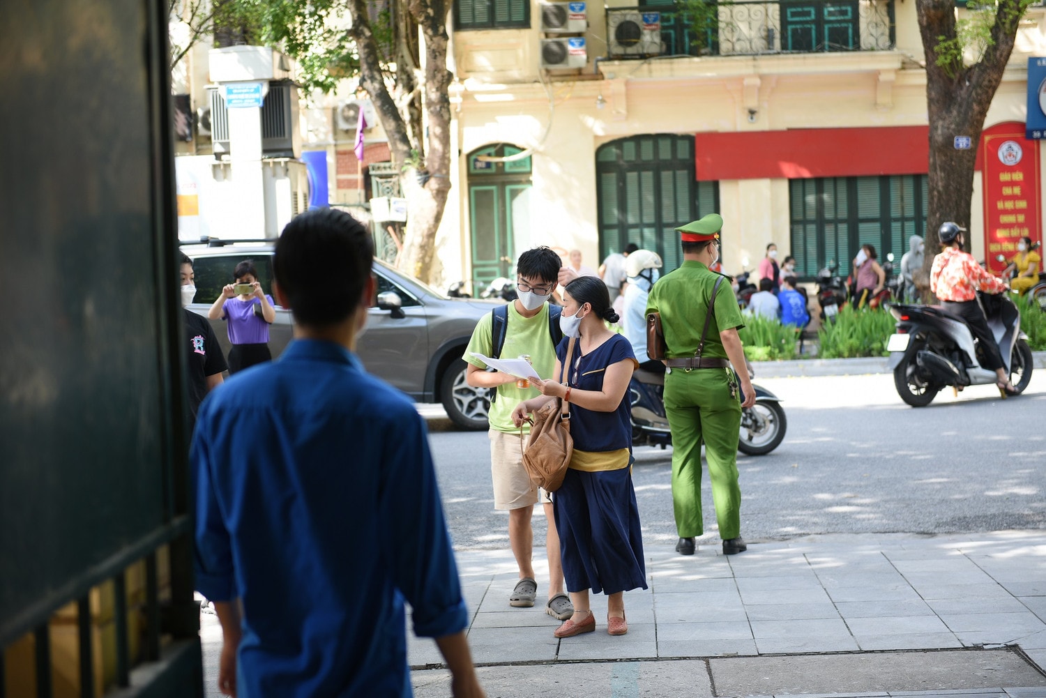 Phụ huynh thí sinh dặn dò trước khi vào phòng thi Ảnh: Văn Anh Hình ảnh thí sinh Hà Nội trong ngày làm thủ tục dự thi vào lớp 10 -0