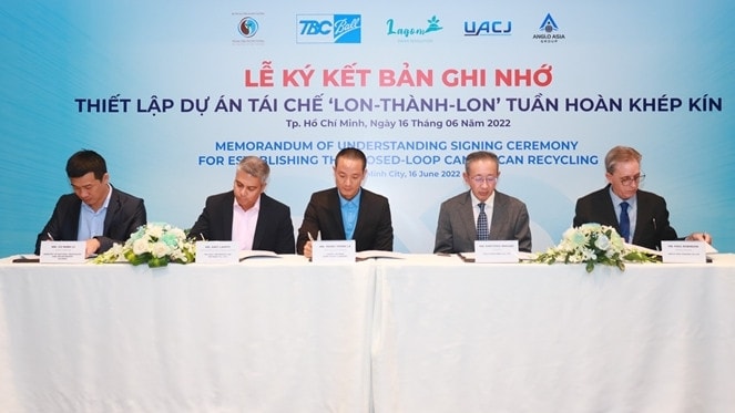 Đại diện các doanh nghiệp ký kết Biên bản ghi nhớ về việc triển khai dự án tái chế tuần hoàn khép kín “Lon thành Lon”