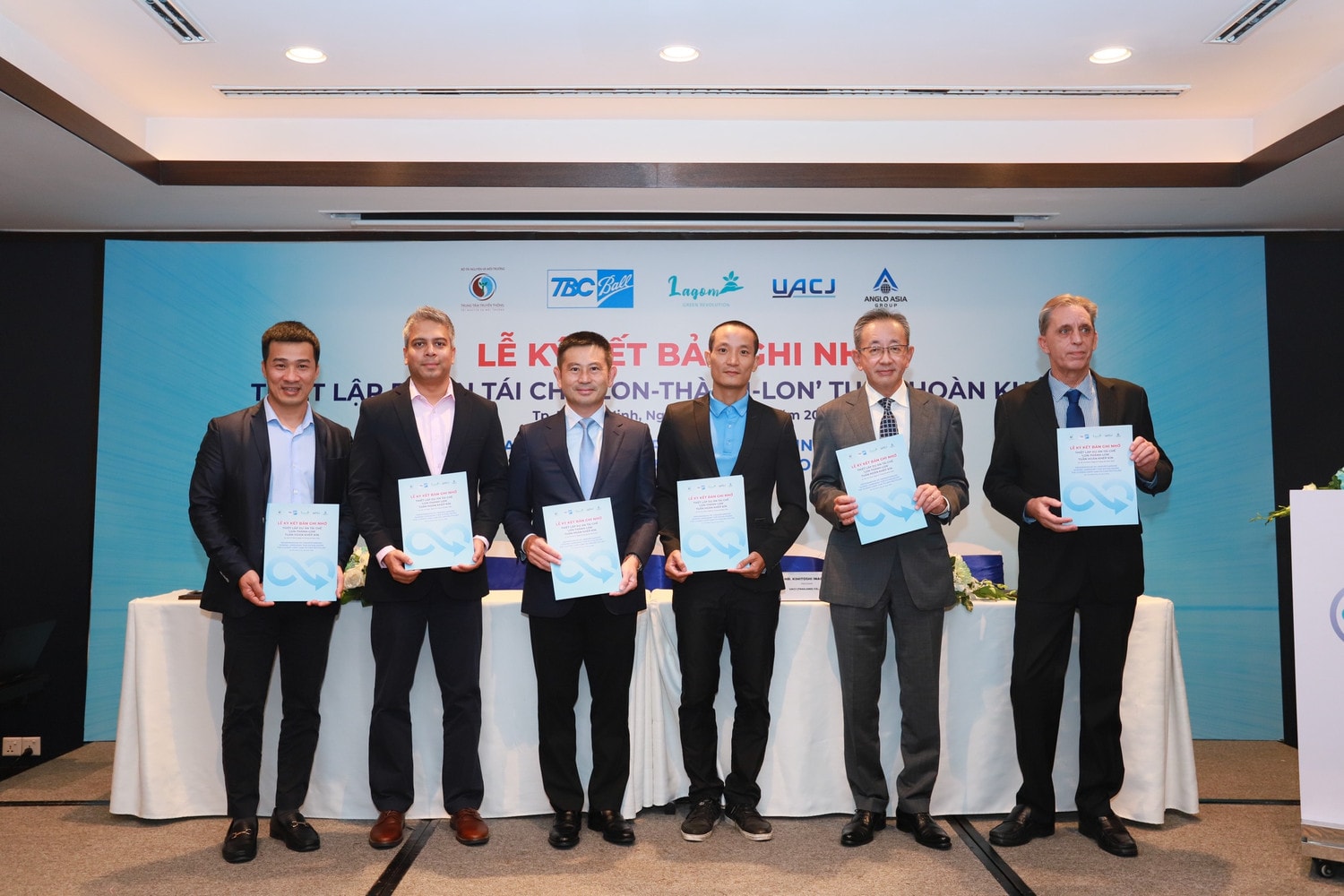 Đại diện các doanh nghiệp chụp ảnh lưu niệm sau khi hoàn thành ký kết Biên bản ghi nhớ về việc triển khai dự án tái chế tuần hoàn khép kín “Lon thành Lon”