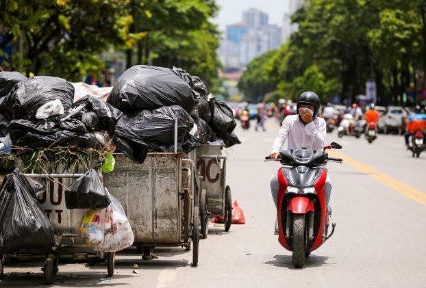 Hà Nội: Sau mưa, rác thải tràn ngập vỉa hè, lòng đường -0