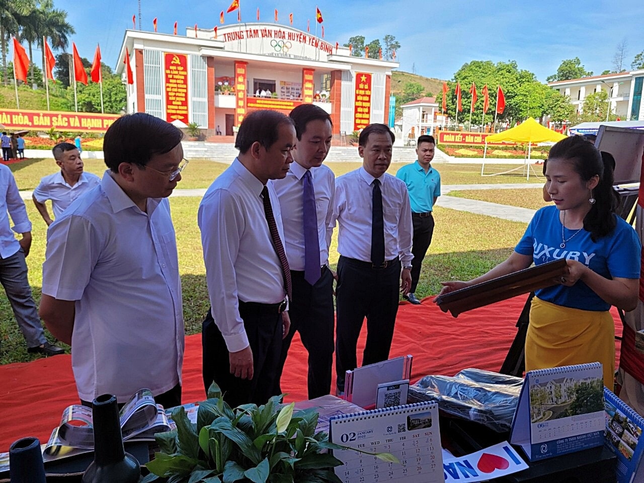 Trước đó, Phó Bí thư Thường trực Tỉnh ủy Tạ Văn Long và các đại biểu đã tham quan các gian hàng giới thiệu sản phẩm OCOP của huyện