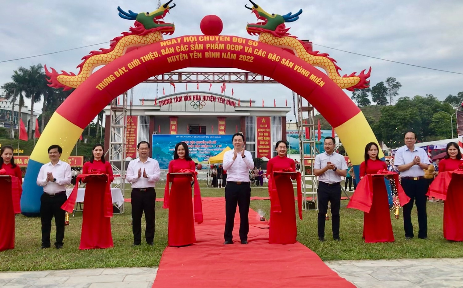 Bí thư Huyện ủy An Hoàng Linh cắt băng khai mạc Ngày hội chuyển đổi số 