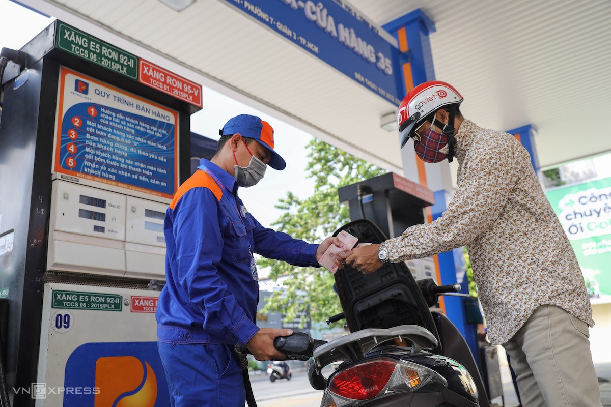 Giảm kịch sàn thuế bảo vệ môi trường cũng không mấy tác dụng với ghìm lạm phát; Ảnh: VnExpress