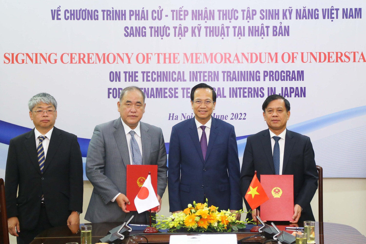 Bộ trưởng Bộ Lao động, Thương binh và Xã hội Đào Ngọc Dung chúc mừng đại diện hai bên. Ký biên bản ghi nhớ về chương trình phái cử - tiếp nhận thực tập sinh kỹ năng Việt Nam -0